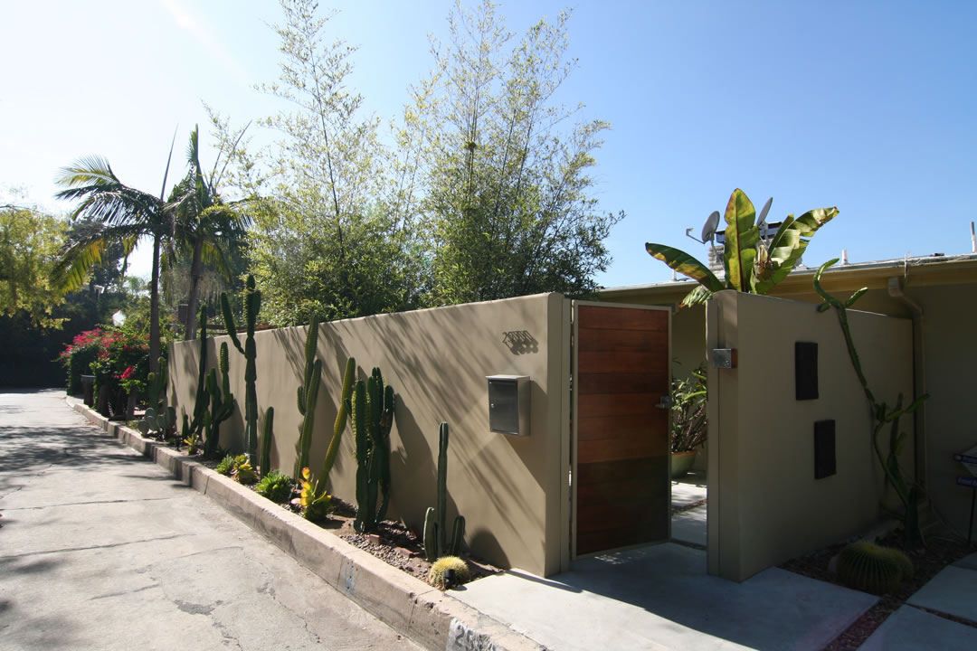 Indoor / outdoor bathroom — Steven Residence